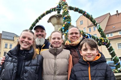 Lisa, Matthias, Xenia, Katja und Niclas Fleck (von links) waren beim Osterbrunnenfest in Oederan aktiv dabei.