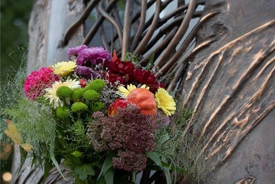 Blumen wurden am Wendedenkmal befestigt - als Zeichen der Erinnerung. 