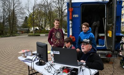 Zum Europatag der Schulstationen hatten die Schüler der Arbeitsgemeinschaft Amateurfunk, die von Heiko Meier (vorn rechts) geleitet wird, ihre Technik im Schulhof des Zwönitzer Gymnasiums aufgebaut. 