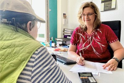 Sandra Krauß von der Diakonie Erzgebirge berät eine Klientin, die auch aufgrund der Inflation derzeit jeden Cent zweimal umdrehen muss. 