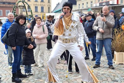 Elvis lebt! Der „King“ trat beim Osterbrunnenfest in Oederan auf.