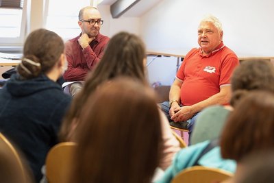 Zeitzeuge Michael Schlosser (rechts, hier mit Moderator Alesch Mühlbauer) berichtete in der Jugendherberge vor Plauener Gymnasiasten von seinen kühnen Plänen, die DDR mit einem selbst gebauten Fluggerät zu verlassen.