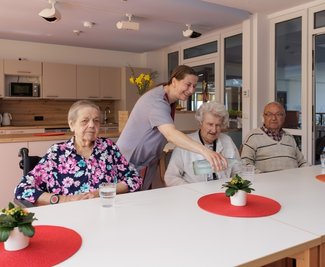 Anita König, Pflegefachkraft Karolin Berghäuser, Erika Kaden und Rainer Büttner (v. l.) in einer der neu gestalteten Wohnküchen. 
