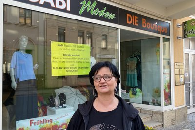 „Ich bin zurück.“ Gabriela Krauthahns Mode-Geschäft hatte einen Monat lang in Rodewisch geöffnet, jetzt schließt die Geschäftsfrau wieder ihre Lengenfelder Mode-Boutique auf.