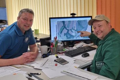 Alexander Reinhold (l.) bei der jüngsten Planung zur Rehkitzrettung auf den vielen Flächen – hier mit Jonas Kirsten vom Landwirtschaftsbetrieb Mavek.