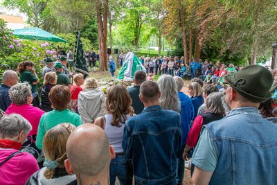 Hunderte Besucher erschienen zu der Gedenkstein-Einweihung im neuen Anton-Günther-Park.