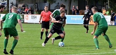 Lucas Will (am Ball) sorgte für Erleichterung auf Seiten des VFC Plauen im Pokalspiel beim SV Wesenitztal. Erst in der Nachspielzeit sorgte er mit dem Tor zum 2:2 dafür, dass die Vogtländer in der Verlängerung ihrer Favoritenrolle doch noch gerecht werden konnten.