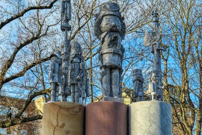 In Chemnitz gehört unter anderem die neue Skulpturengruppe „Oben-Mit (oder: Ein Denkmal für die guten Geister meiner Heimat)“ von Osmar Osten am Schillerplatz zum Purple Path.