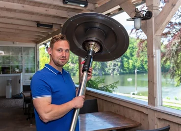 Tom Möbius, Junior-Chef im Waldhaus Lauenhain, bereitet die Öffnung am Mittwoch im Außenbereich des Restaurants vor. Unter anderem hat er dafür in neue Heizstrahler investiert. 
