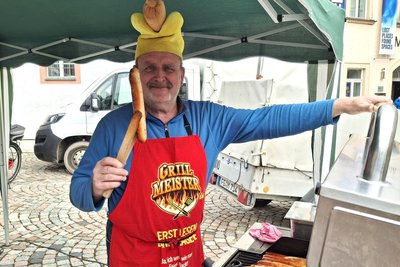 Eine Wurst bitte! Der einheimische Gastwirt Thomas Ufer bot mit seinem Team Bratwurst an.