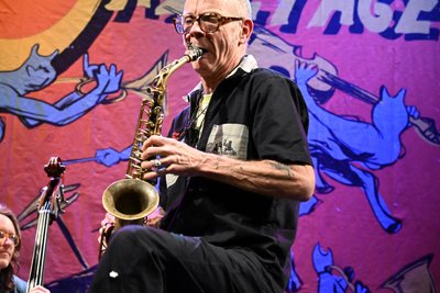 Saxophonist Jan Klare ist der engagierte Vater des Projektes KIND, das das Samstagskonzert im Theater Freiberg eröffnete.