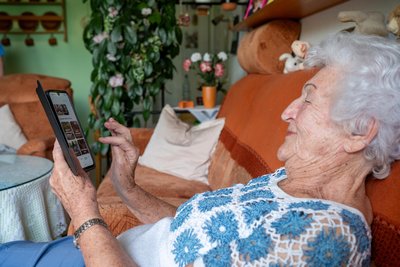 Ursula Zöppel liest die Zeitung zwar lieber in gedruckter Form, scheut sich aber keineswegs vor dem Smartphone.