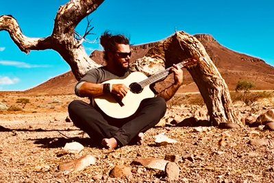 Jörg Patiz aka Vicente Patíz aus dem Erzgebirge auf der Suche nach neuer Musik in Namibia.