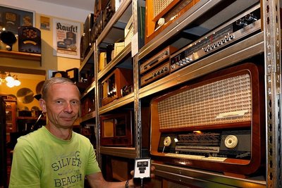 Sammelt Radios oder Fernseher: Uwe Pöschmann hat die Fernbedienung für ein 60 Jahre altes Radio nachgebaut.