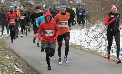  Den langen Kanten über die 42 Kilometer gewann Tino Anwand (im Bild Mitte) von Traktor Albernau in einer guten Zeit von 2:56,30 Stunden. In der weiblichen Konkurrenz hat Katrin Esefeld (im Bild rechts) von der LG Mettenheim nach 3:07,27 Stunden das Triple perfekt gemacht, indem sie den Lauf das dritte Mal in Folge gewann.
