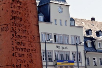 Mit einem Banner in den ukrainischen Nationalfarben, das am Rathaus hängt, bekundet die Stadt Frankenberg seit März 2022 ihre Solidarität mit dem durch Russland mit Krieg überzogem Land. 