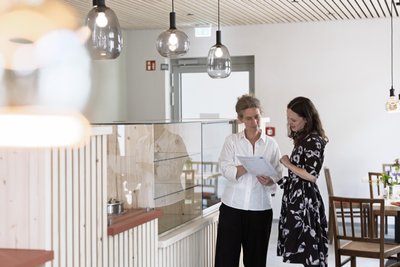 Katja Seifert, Vorsitzende des Vereins „Anna + Sascha“, im Gespräch mit Architektin Lea Marthe (v. l.). Sie zeichnet für das Innenraumkonzept des Hauses verantwortlich.