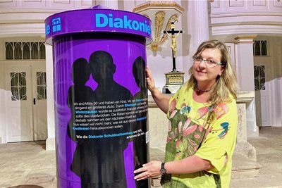 Sandra Krauß von der Diakonie Erzgebirge mit der Litfaßsäule, die für eine Hilfsplattform im Internet wirbt. 2022 ging das Angebot "Keene Knepp" im Erzgebirge an den Start. 
