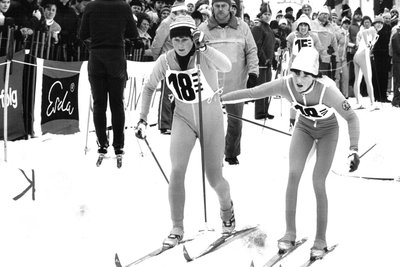 Oberwiesenthaler Traktor-Goldstaffel: Ute Nestler (rechts), noch auf Rang zwei gelegen, schickt bei den DDR-Meisterschaften 1980 in Klingenthal Barbara Petzold ins Rennen.