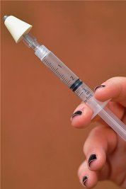 Nasenspray-Applikatoren dieser Art, wie sie etwa bereits zum Verabreichen von Notfallmedikamenten bei einer Überdosierung von Heroin zum Einsatz kommen, sind auch für diverse Impfstoffe geeignet, die zurzeit weltweit gegen das Virus Sars-CoV-2 entwickelt werden. Sie sollen die oberen Atemwege besser gegen den Eindringling wappnen, damit die unteren mit ihm gar nicht erst zu tun bekommen. 