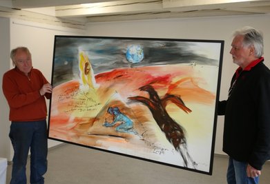 Thomas Weißflog (links) und Karl-Heinz Käppler haben in der Galerie "burk-art" in Meinersdorf die Werke von Dagmar Ranft-Schinke aufgehängt. 