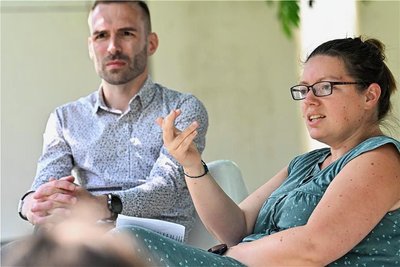 Projektleiterin Kira Mutze erklärt das Parksommer-Konzept. Im Hintergrund Poetryslam-Moderator Gerrard Schueft.