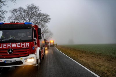 Beim Brand der Windkraftanlage bei Clausnitz hatten die Einsatzkräfte am 27. Februar 2024 auch mit starkem Nebel zu kämpfen. Die Anlage ist nur schemenhaft rechts der Bildmitte zu erkennen.