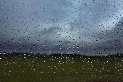 Viele Wolken und Regenschauer bestimmen die Wetterlage in Sachsen, Sachsen-Anhalt und Thüringen. (Symbolbild)