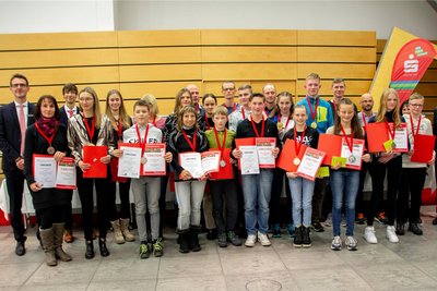 Gemeinsames Siegerfoto: Die Sparkasse hatte traditionell die Besten in den insgesamt acht Wertungskategorien zur Abschlussveranstaltung nach Freiberg eingeladen.