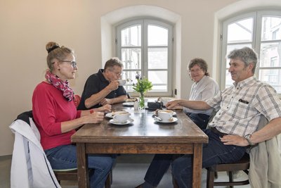 Jana und Rainer Scherzer aus Gelenau sowie Steffi und André Schreier aus Annaberg (v. l.) entdeckten zufällig das Café und waren begeistert – vom Konzept und dem Ambiente.