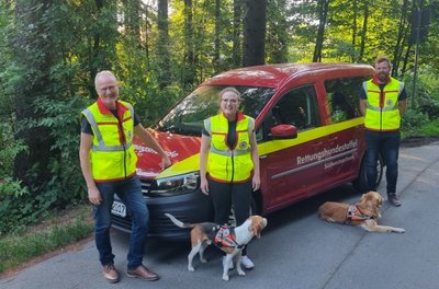 Ein Teil des Teams der Rettungshundestaffel Südwestsachsen. Michael Klink, Anja Fritzsche mit Google und Patrick Ruckert mit Barney (v. l.). Vor Kurzem stellten sie sich beim Rotary Club in Annaberg-Buchholz vor.