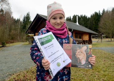 Stolz zeigt Elisabeth Sekora als 35.000. Besucherin im Walderlebnisgarten Eich ihre Urkunde vor. 