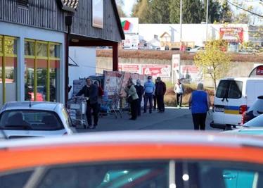 Vor dem Sonderpostenbaumarkt in Ehrenfriedersdorf reihten sich am Montagmorgen Kunden in die Warteschlange ein.
