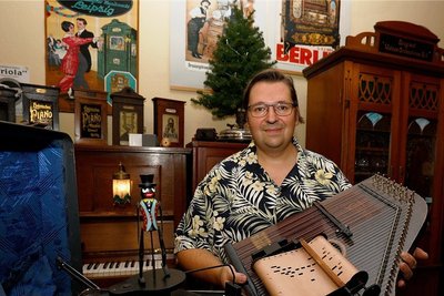 Sammelt Musikapparate: Philipp Ullmann mit einer selbstspielenden Zither und anderen seiner automatischen Musikgeräte.
