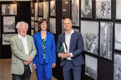 Das Foto zeigt Winrich Mothes, Sohn von Kurt Mothes, die Chefin des Plauener Stadtarchivs, Doris Meijler, und Danny Weber, Leiter von Archiv und Bibliothek der Leopoldina (von links).