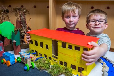 Die eigene Kita darf bei dem Projekt natürlich nicht fehlen: Luc Drescher und Gustav Sonntag von den „Mühlbergzwergen“ haben ordentlich mit angepackt. „ Unser Kindergarten ist echt spitze, weil man da so schön spielen kann.