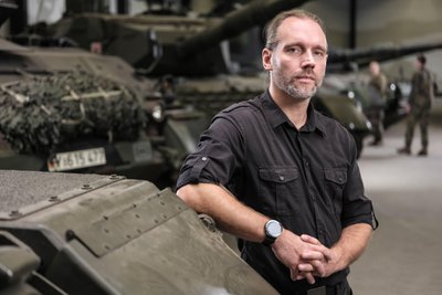 Sinnvolle Gewaltmaschinen: Ralf Raths vor Fahrzeugen in einer Ausstellungshalle des Deutschen Panzermuseums in Munster.