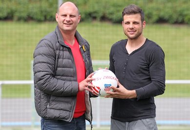 Steffen Süßner (rechts), neuer hauptamtlicher Torwarttrainer des FSV Zwickau, zusammen mit Vorstandsmitglied David Wagner.