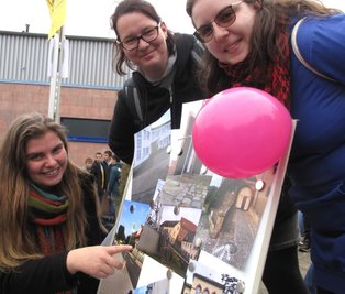 Organisatorin Lisa Michalski (l.) zeigt Praktikantinnen der Euro-Akademie auf Fotos zahlreiche Stolperstellen im Rochlitzer Stadtgebiet, die sich für Menschen mit Handicaps auftun. 