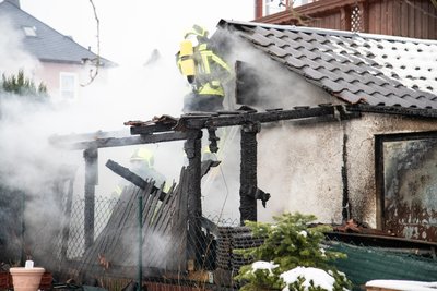Hinter einem Haus an der Schachtstraße war das Feuer in einem Müllunterstand ausgebrochen.