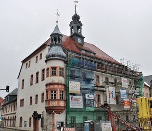 Noch ist das Oederaner Rathaus eingerüstet. Nun sollen die alten Bleiglasfenster, zum Beispiel im Erker, aufgearbeitet werden. 