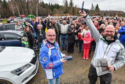 Maik Janke (r.) erhält von Thomas Wittig, Leiter Lokalredaktion Marienberg, den Pokal „Erzgebirger des Jahres“.