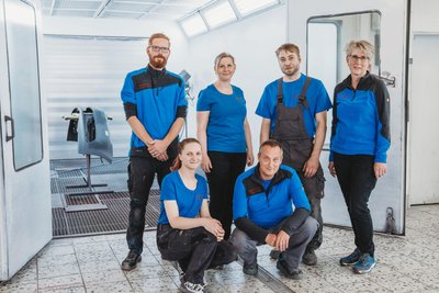 Aktuell ist die Autolackiererei Oehme sechs Mitarbeiter stark. Zwei Beschäftigte erwarten gerade Nachwuchs beziehungsweise sind in Elternzeit.
