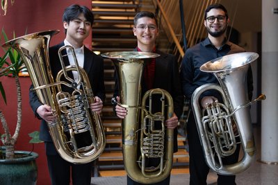 Die Preisträger im Fach Tuba. Von links Byoungho Kang (Südkorea), Diego Stine (USA) und Igor Martínez (Venezuela).