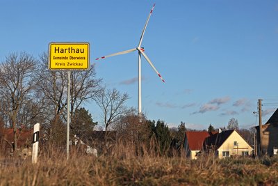 Blick nach Oberwiera: Hier dreht sich seit Dezember 2023 ein Windrad mit einer Nabenhöhe von 169 Metern.
