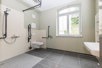 Viel Platz: Sehr großzügig gestaltet sind die Sanitärbereiche mit Duschen und WC in den beiden rollstuhlgerechten Zimmern des Hotels.