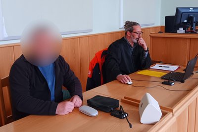 Der Angeklagte mit seinem Verteidiger, Rechtsanwalt Norman Sgumin.