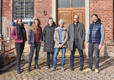 Nur ein Teil der Mitarbeiterinnen und Mitarbeiter in der Geschäftsstelle des Vereins Asa-FF (von links): Carolin Juler, Hannah Zimmermann, Erne Schell, Julia Hell, Vorstandsvorsitzender Attila Bihari sowie Stefan Kausch.
