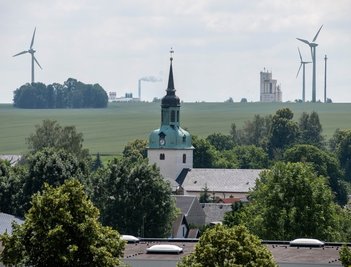 Das Bild zeigt den Windpark zwischen Wiederau und Diethensdorf. Bürger sollen Mitspracherechte beim Ausbau solcher Anlagen haben, jedoch kaum bei der Abstandsregel. 