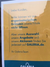 Auf einem Schild werden Kunden aktuell informiert, dass das Geschäft wegen der Betriebsversammlung geschlossen wird.